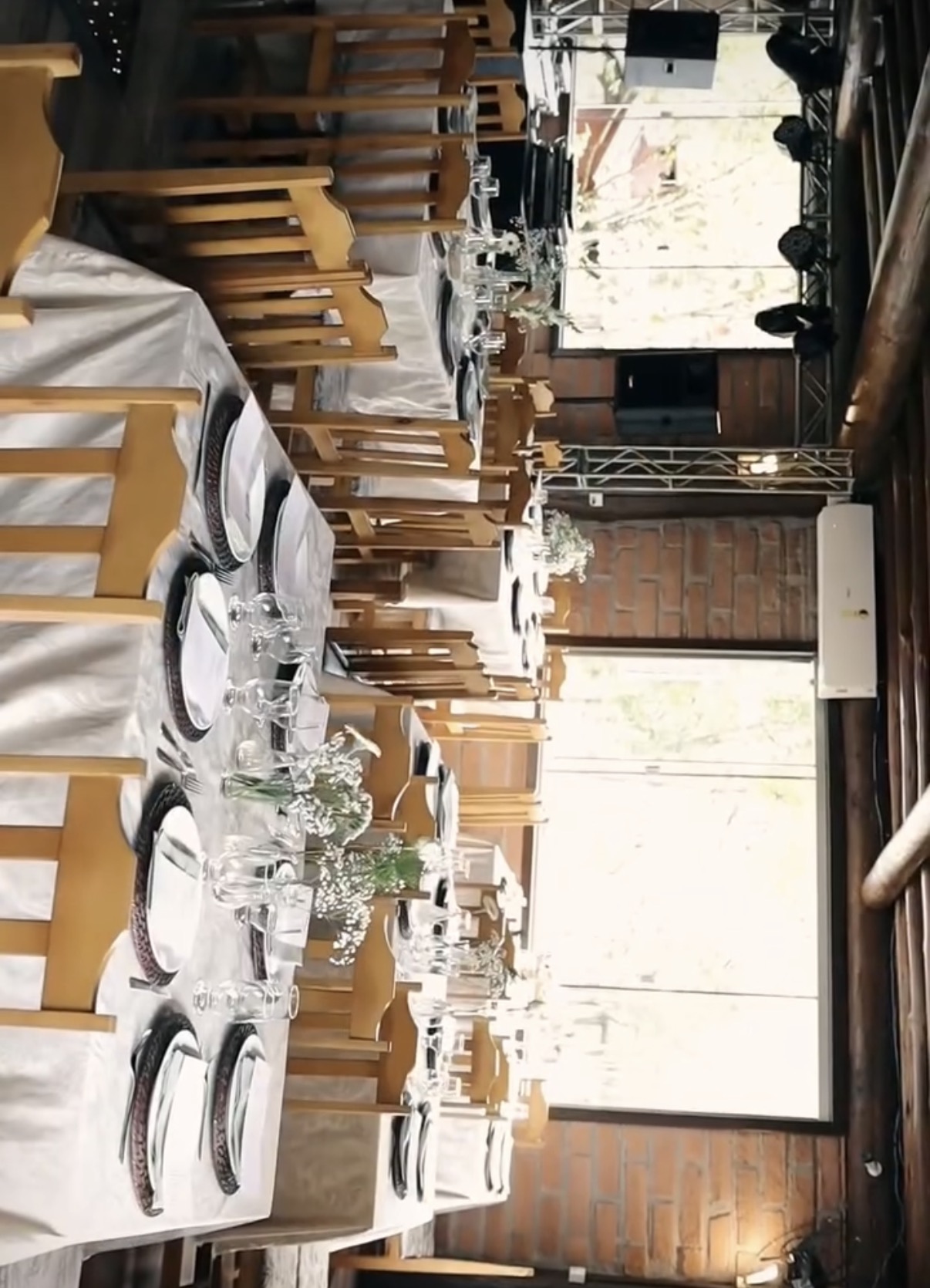 Salão de eventos com mesas decoradas