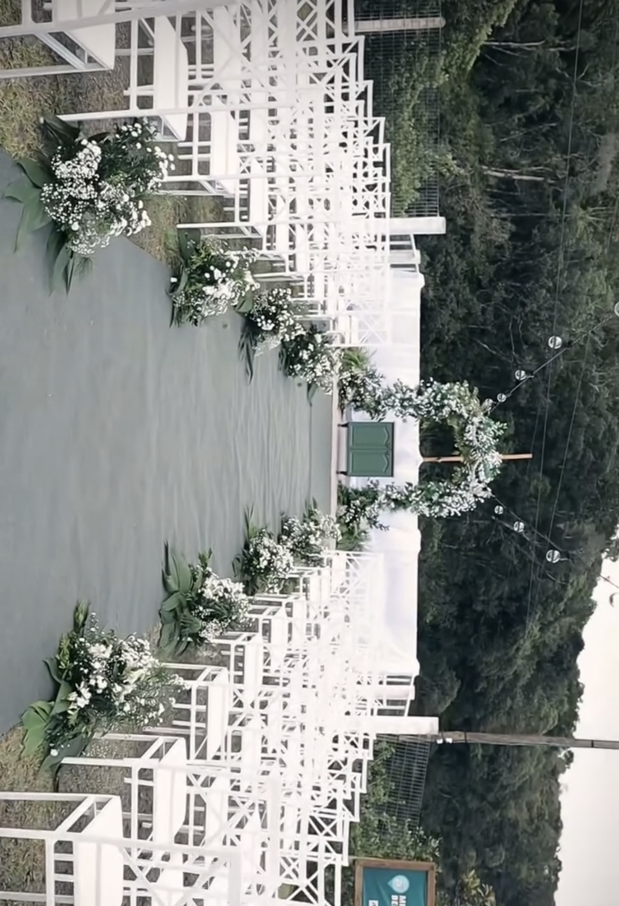 Cerimônia ao ar livre com decoração floral
